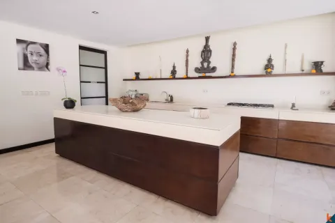 4 bedrooms Villa in Tibubeneng, Badung, Indonesia No. 10600 10