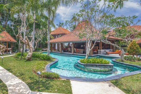 4 bedrooms Villa in Seminyak, Badung,  No. 738 2
