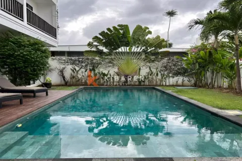 4 bedrooms Villa in Canggu, Badung, Indonesia No. 12351 3
