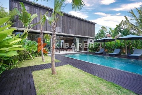 4 bedrooms Villa in Denpasar, Indonesia No. 11908 3