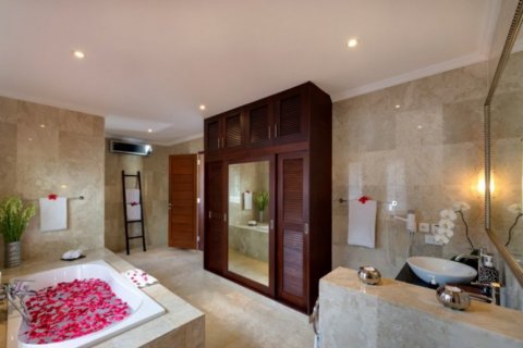 3 bedrooms Villa in Seminyak, Badung, Indonesia No. 11382 4