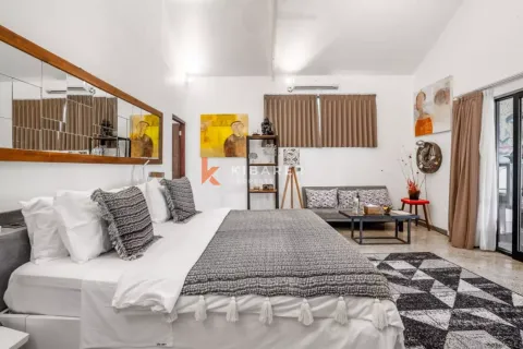5 bedrooms Villa in Canggu, Badung, Indonesia No. 12373 16