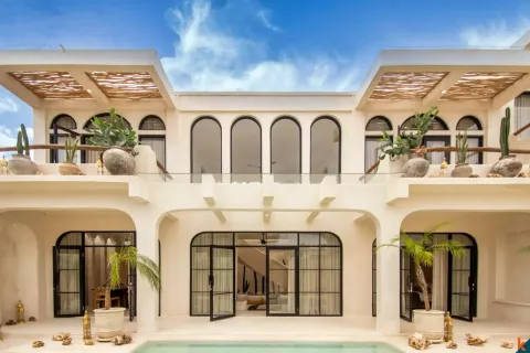 3 bedrooms Villa in South Kuta, Badung, Indonesia No. 10877