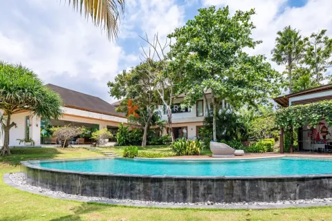 5 bedrooms Villa in Canggu, Badung, Indonesia No. 12577 4