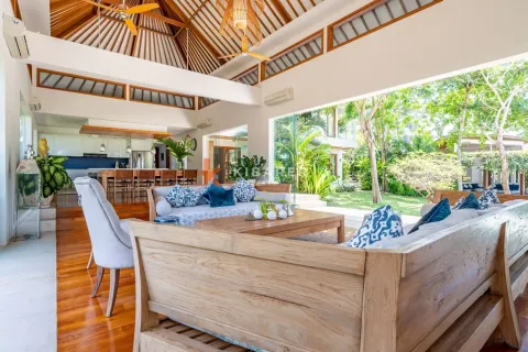 5 bedrooms Villa in Canggu, Badung, Indonesia No. 12577 10