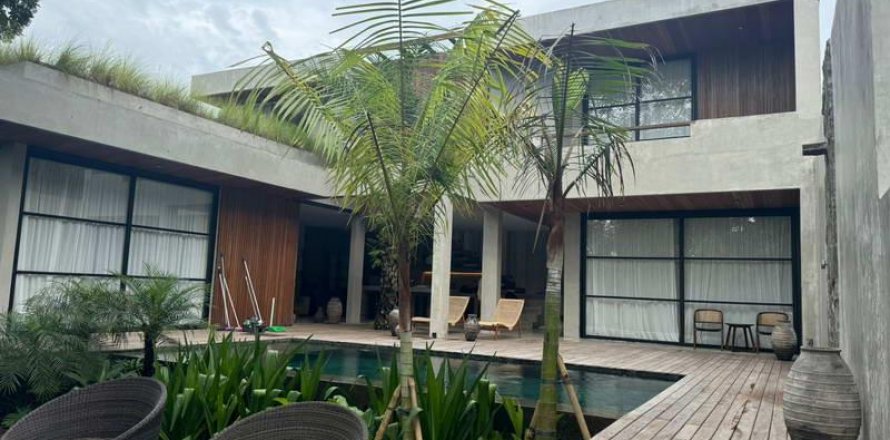 Вилла с 3 спальнями в Kerobokan, Бадунг,  № 8954