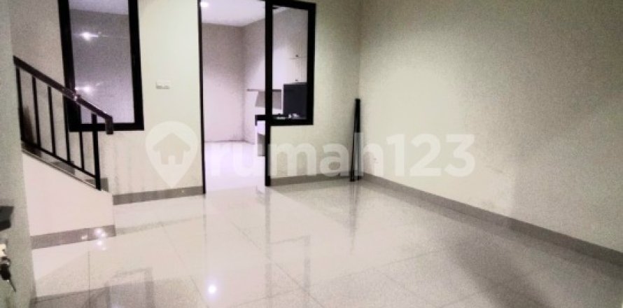 Дом с 3 спальнями в Джакарта,  № 9136