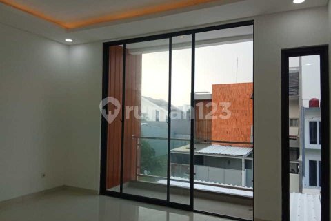 Дом с 4 спальнями в Джакарта,  № 9137 9