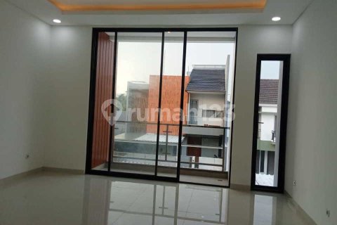 Дом с 4 спальнями в Джакарта,  № 9137 8