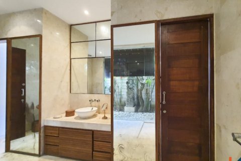 3 bedrooms Villa in Kerobokan, Badung, Indonesia No. 10929 27