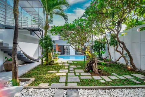 4 bedrooms Villa in Tibubeneng, Badung, Indonesia No. 11755