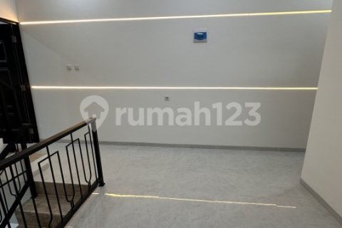 4 bedrooms House in Kebon Jeruk, Jakarta, No. 8778 21