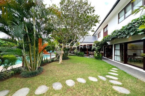 4 bedrooms Villa in Tibubeneng, Badung, Indonesia No. 11899 16