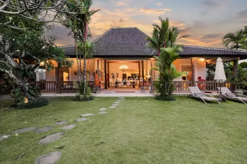 4 bedrooms Villa in Badung, Indonesia No. 12200 2
