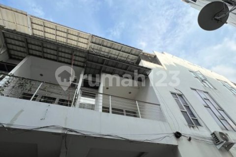 3 bedrooms House in Grogol Petamburan, Jakarta, Indonesia No. 13461 6