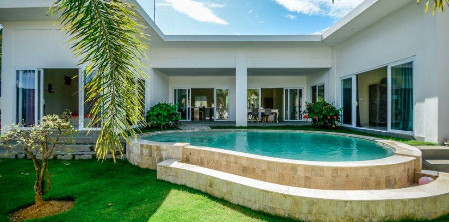 3 bedrooms Villa in South Kuta, Badung, Indonesia No. 10917