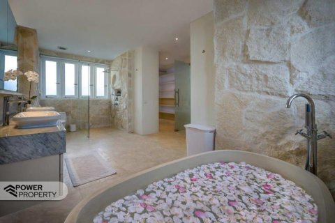 4 bedrooms Villa in Seminyak, Badung,  No. 9128 14