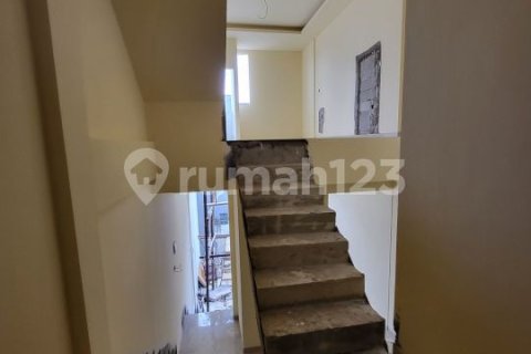 4 bedrooms House in Kebon Jeruk, Jakarta, Indonesia No. 13422 16