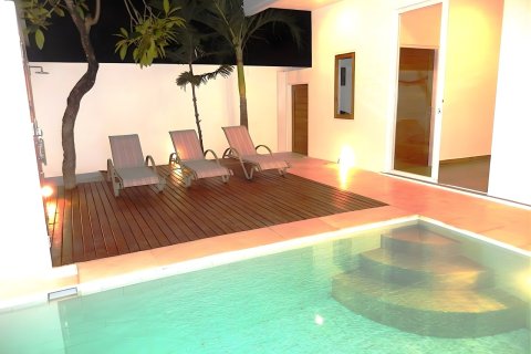228m2 Villa in Kerobokan, Badung, Indonesia No. 9696 3
