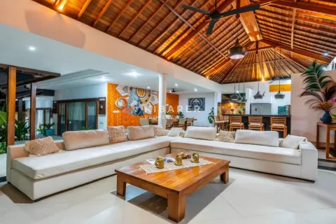 4 bedrooms Villa in Kerobokan, Badung, Indonesia No. 11835 2
