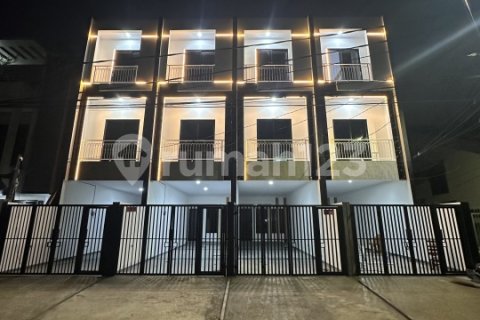 4 bedrooms House in Grogol Petamburan, Jakarta,  No. 9369 23