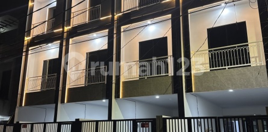 4 bedrooms House in Grogol Petamburan, Jakarta,  No. 9369