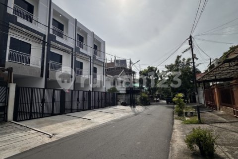 4 bedrooms House in Grogol Petamburan, Jakarta,  No. 9369 3