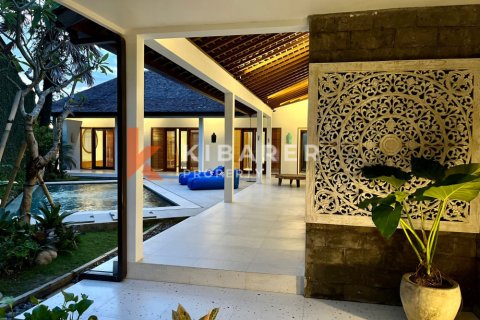 4 bedrooms Villa in Canggu, Badung, Indonesia No. 12590 10