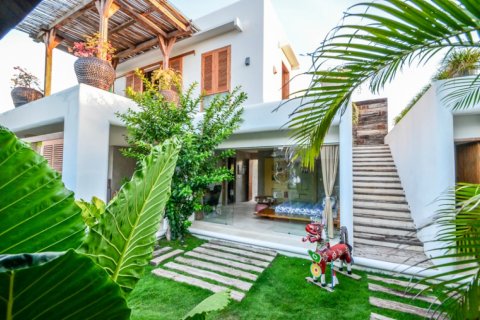4 bedrooms Villa in Seminyak, Badung, Indonesia No. 11674 2