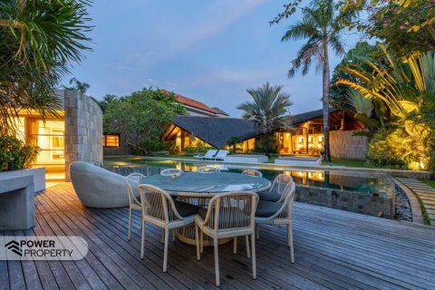 4 bedrooms Villa in Seminyak, Badung,  No. 338 28