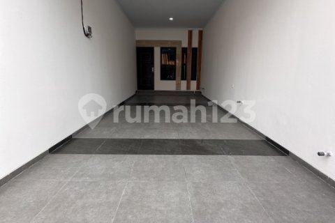 4 bedrooms House in Jakarta,  No. 9370 16