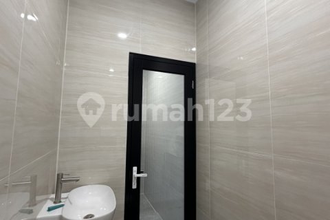 4 bedrooms House in Jakarta,  No. 9370 10